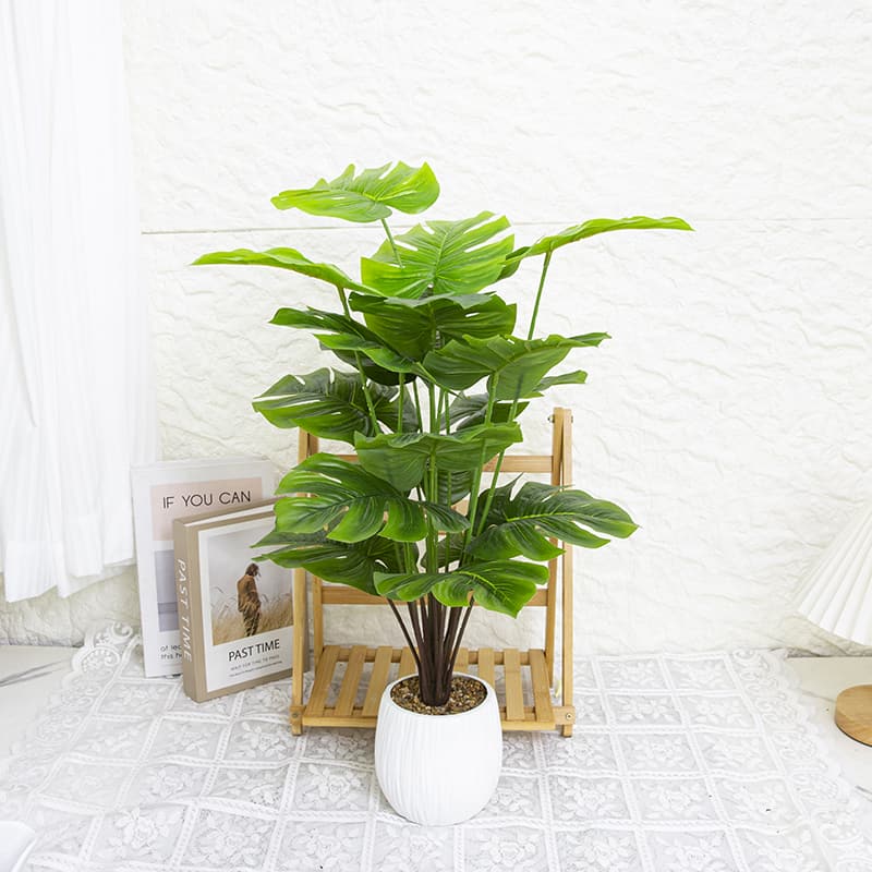 18 Leaves Palm Tree in PP Pot